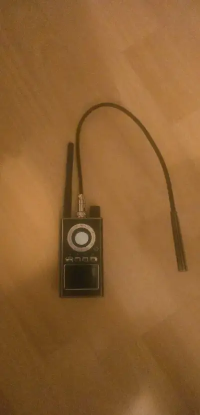 CC308+ detektor odposlechů, skrytých kamer a RF signálů.