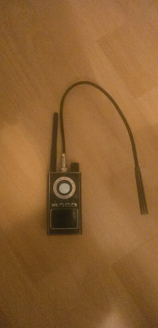 CC308+ detektor odposlechů, skrytých kamer a RF signálů.