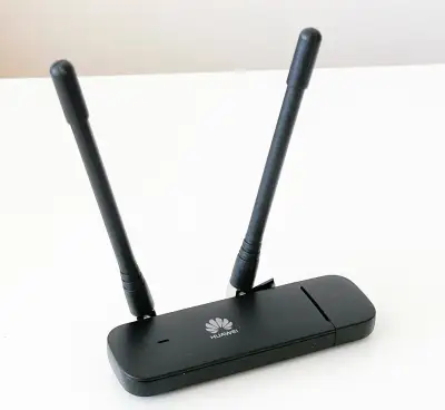 LTE modem Huawei E3372h (HiLink, USB stick) + 2 nové antény