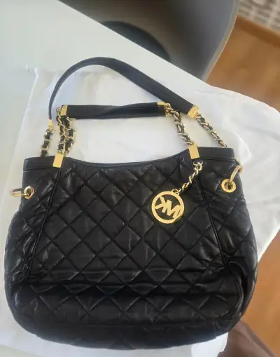 Michael Kors černá prošívaná kožená kabelka 37 × 25 cm