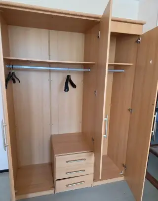 Koberec,skříň a stůl se židlemi