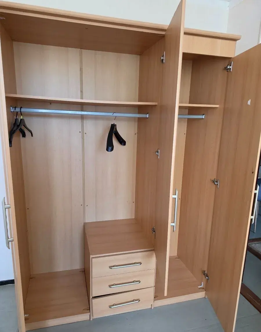 Koberec,skříň a stůl se židlemi