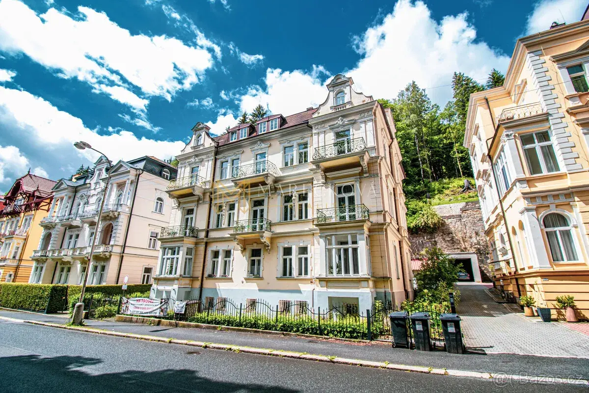 Prodej krásného podkrovního bytu 3+kk + garáž, 94 m², Marián