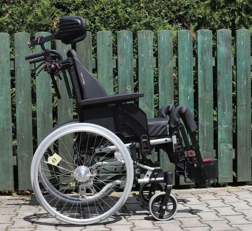 017-Polohovací mechanický invalidní vozík