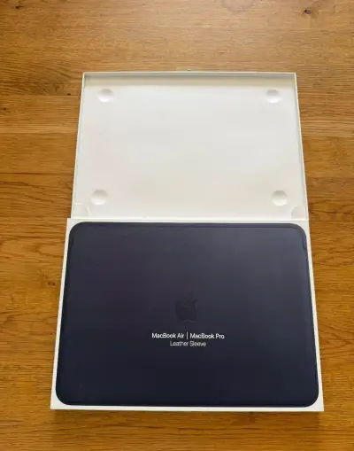 - Apple kožené pouzdro Leather Sleeve pro 13” MacBook