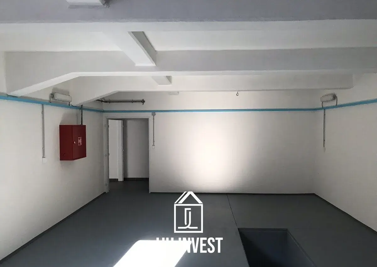 Pronájem garáže / dílny 51 m² – elektro, WC, uzavřený areál,