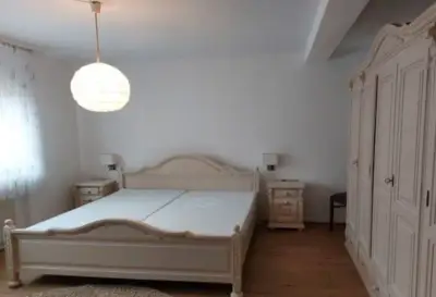 Béžová venkovská ložnice z masivu,7390