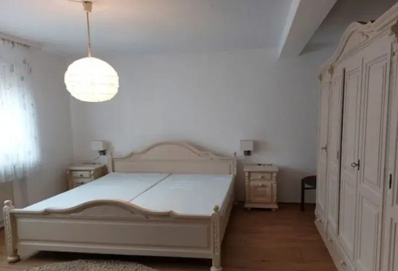 Béžová venkovská ložnice z masivu,7390