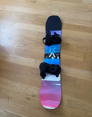 Snowboard s vázáním, vel. 143 cm