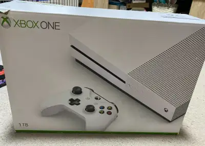 # 🎮 XBOX ONE S 1 TB + 2 OVLADAČE + 20 HER + NABÍJECÍ STANIC