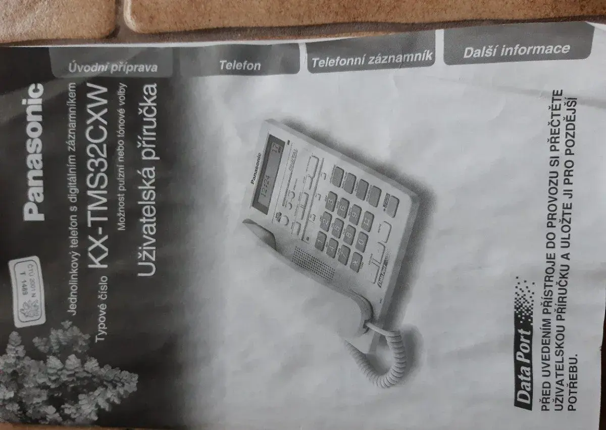 Stolní telefon se záznamníkem.