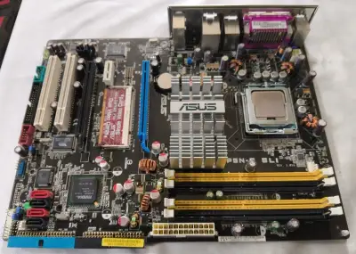 P5N-E SLI s I/O Shieldem rarita