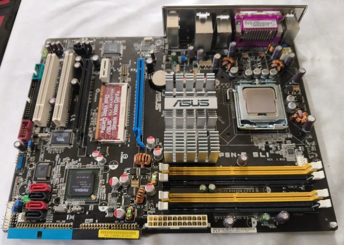 P5N-E SLI s I/O Shieldem rarita