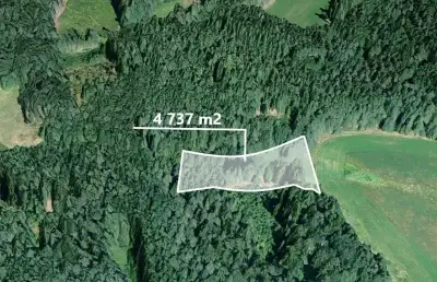 Les 4 737 m², Podíl 44 % o výměře 2 072 m²