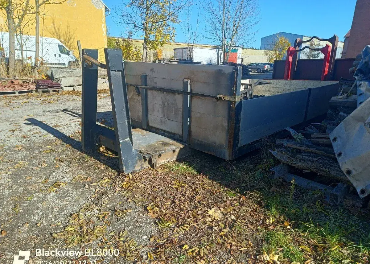 Kontejner s hydraulickou rukou