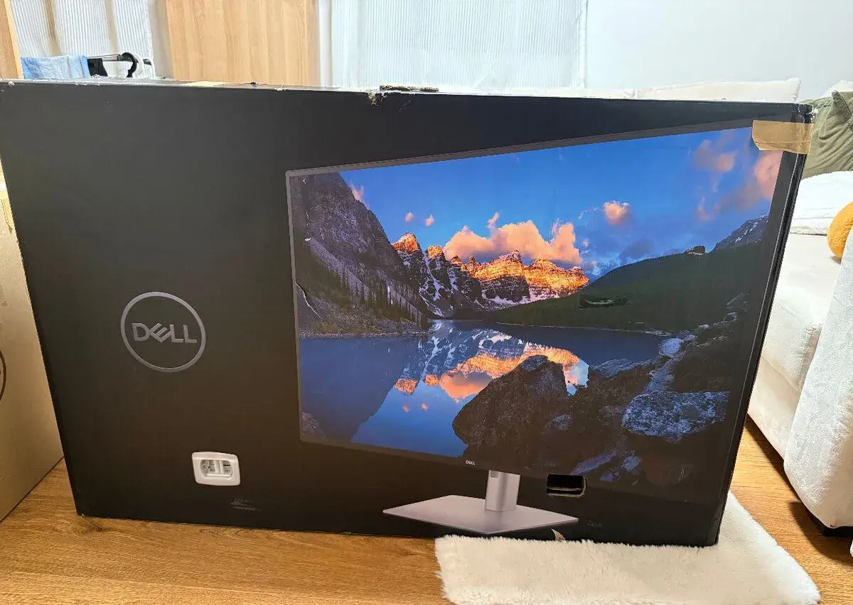 43" 4K monitor Dell UltraSharp U4323QE