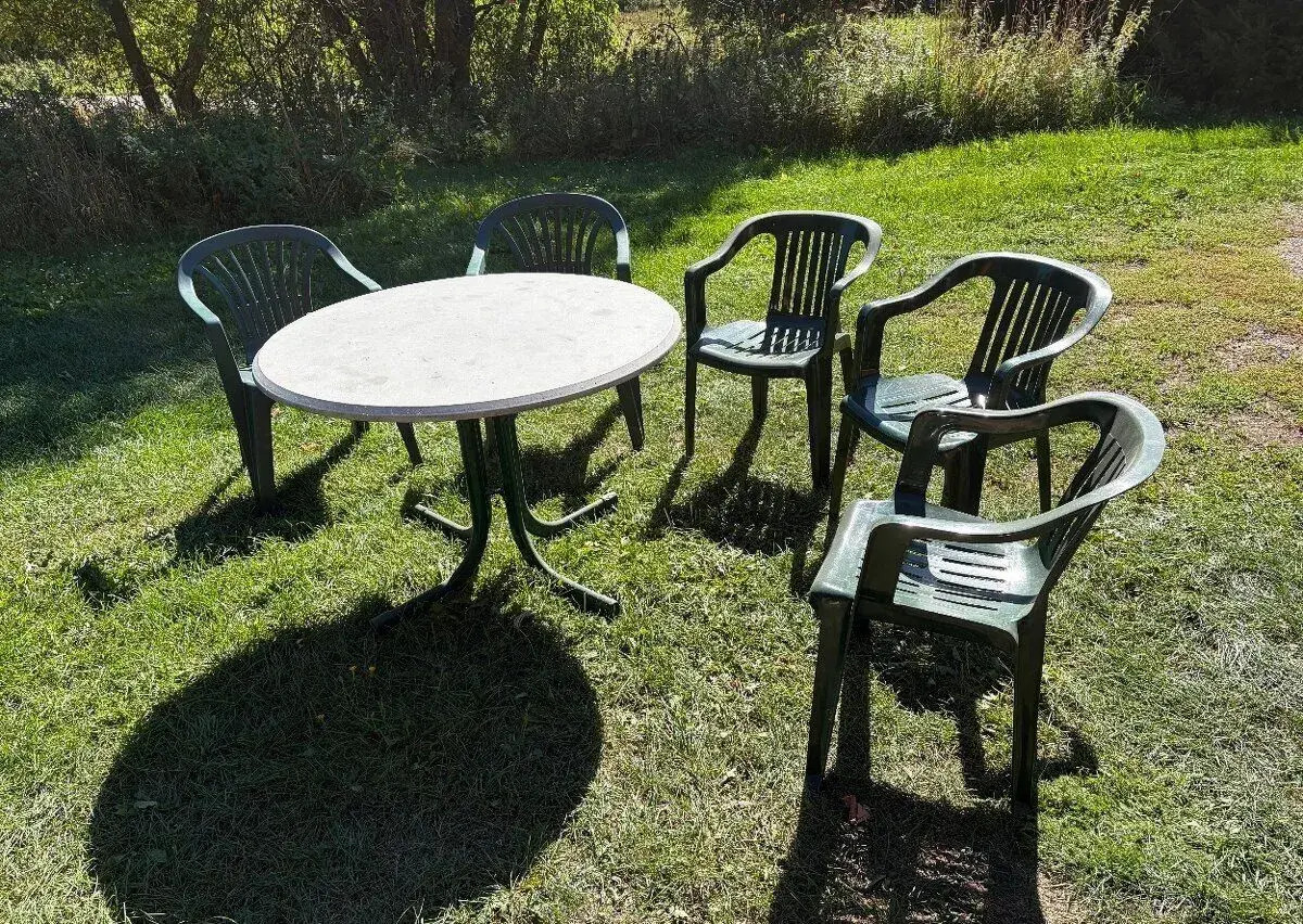 Plastové židle + stůl s deskou z werzalitu