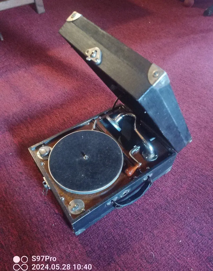 Starožitný kufříkový gramofon po kompletním servisu.