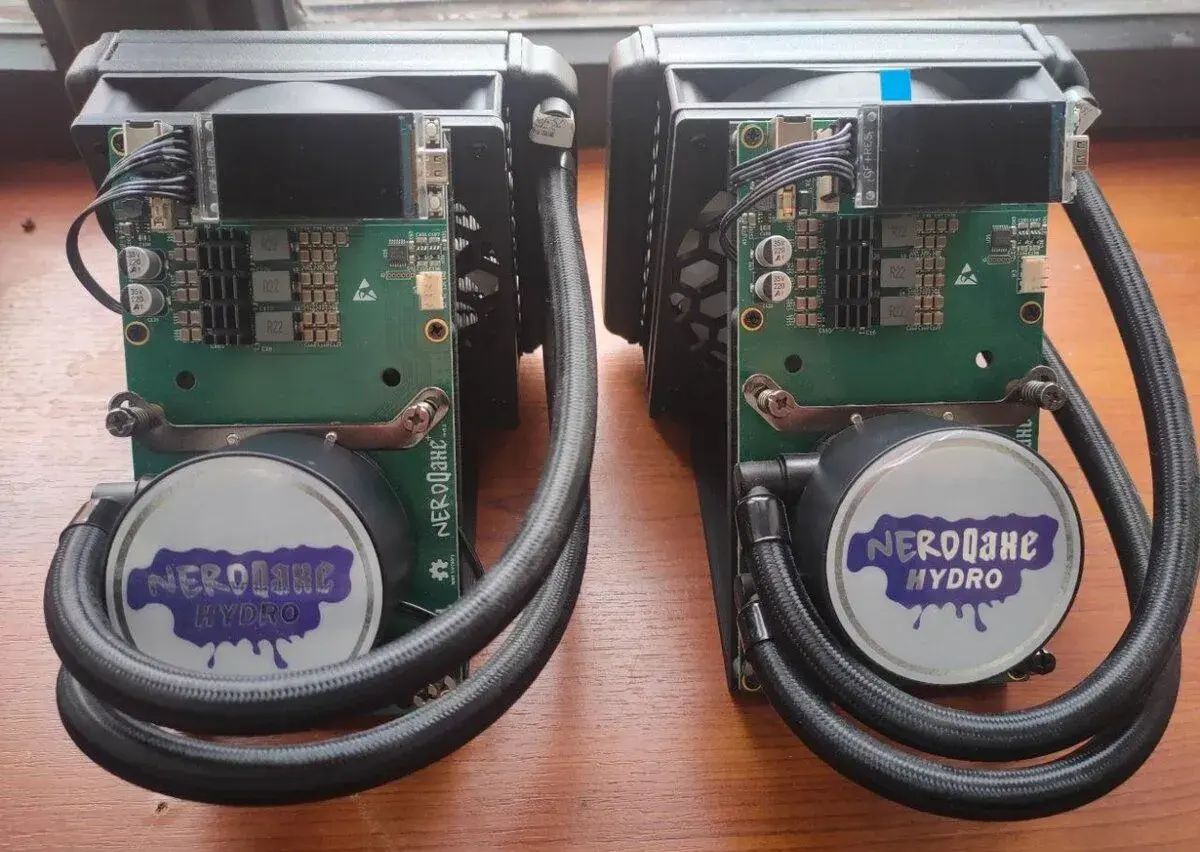 NerdQaxe++ 4.8 TH/s – nový
