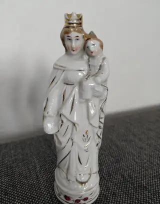 PORCELÁNOVÁ SOŠKA PANNY MARIE S DÍTĚTEM ŽACLÉŘ