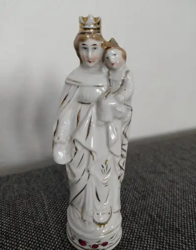 PORCELÁNOVÁ SOŠKA PANNY MARIE S DÍTĚTEM ŽACLÉŘ