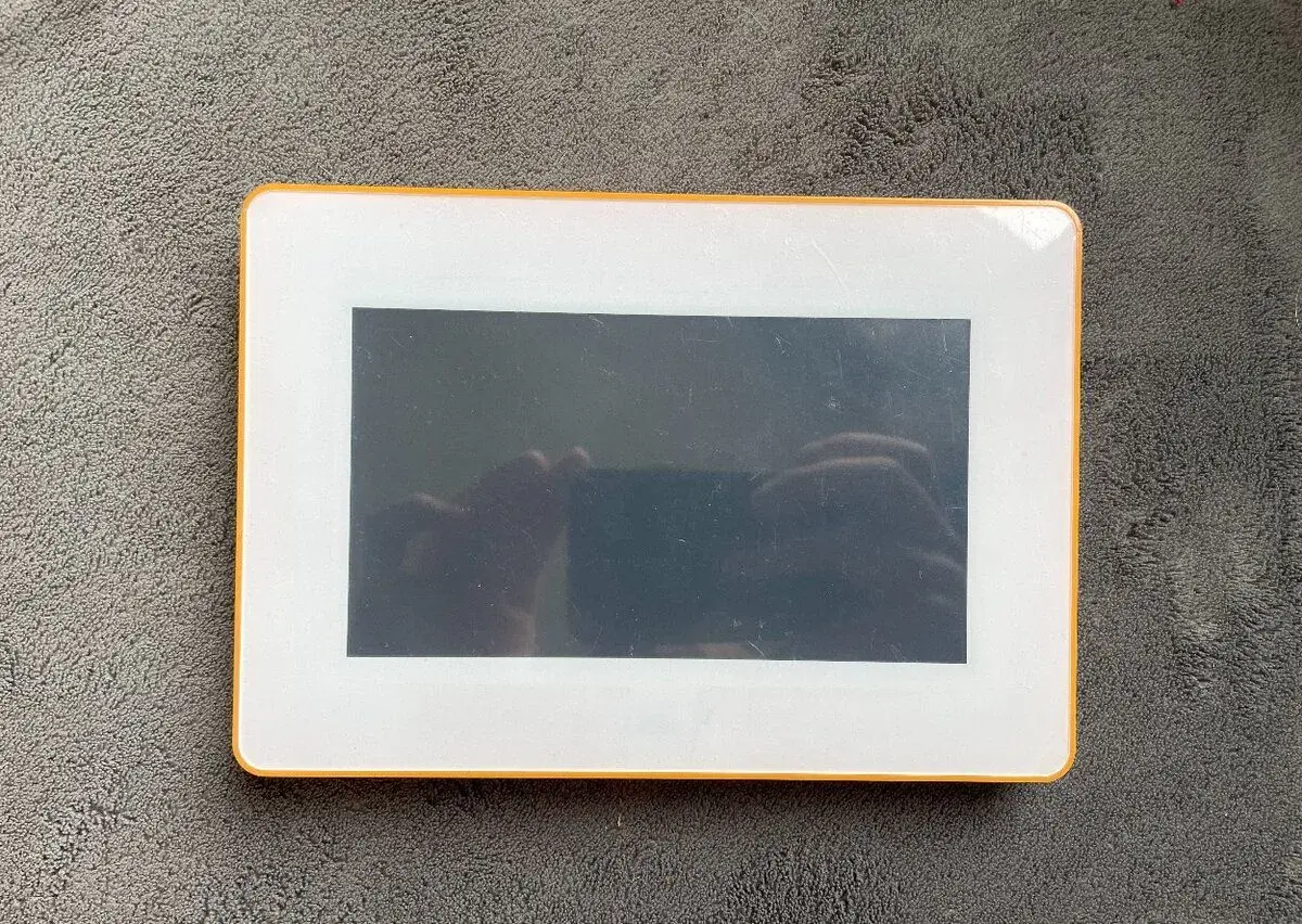 Digitální fotorámeček Sencor bílo-oranžový