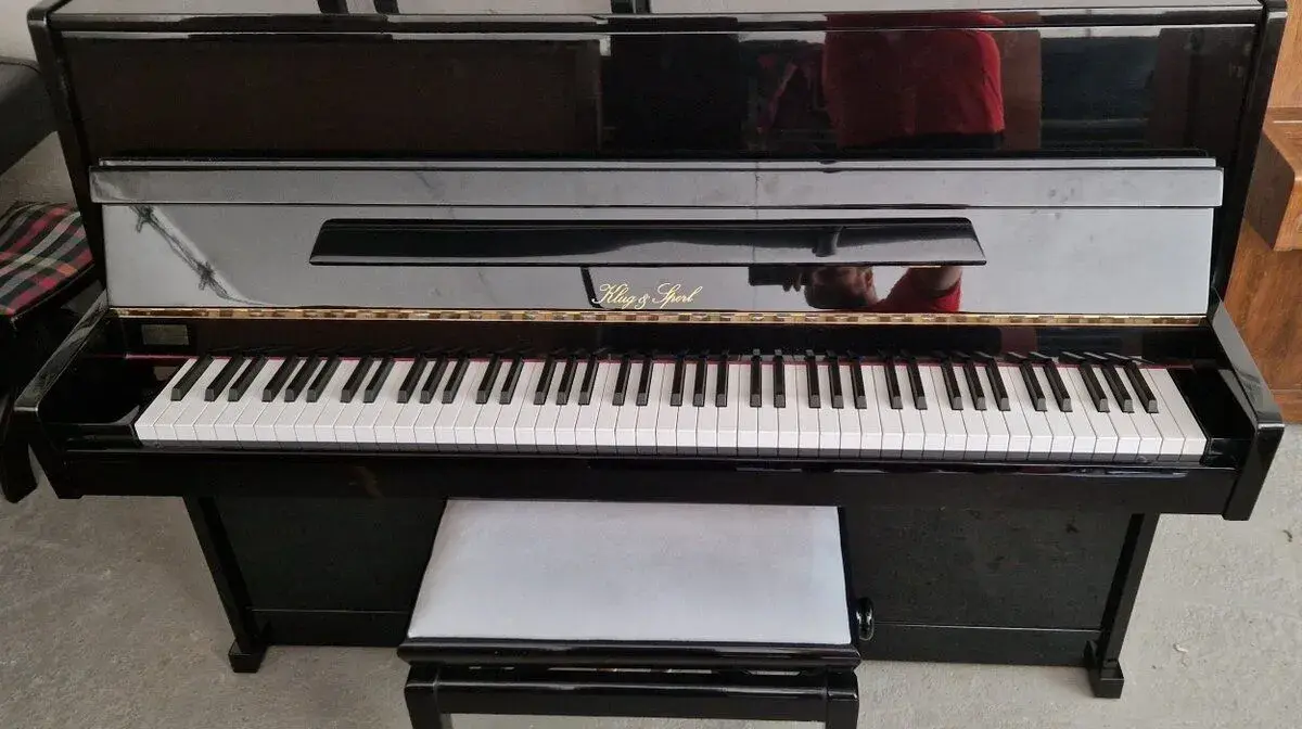 Černé piano Klug a Sperl - Petrof / Bohemia r. 1995