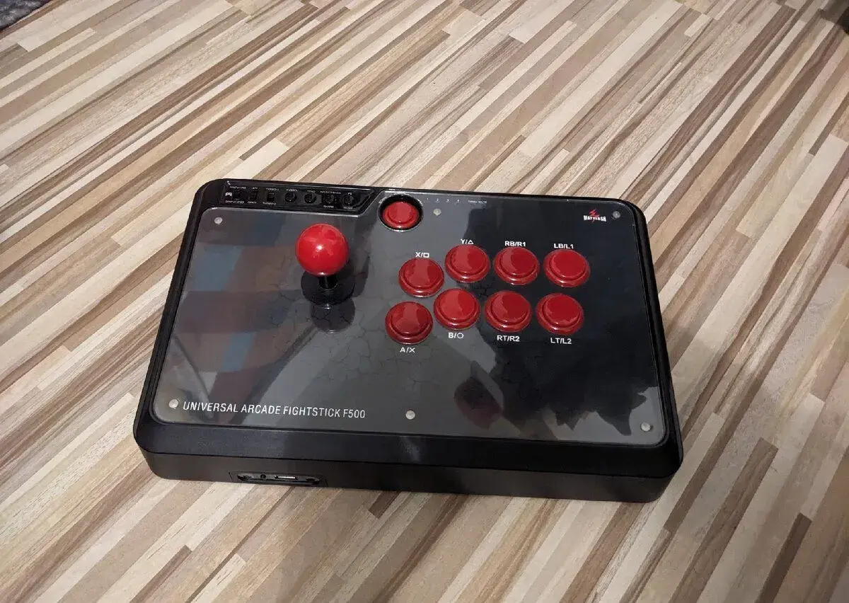 Joystick na arkádové hry