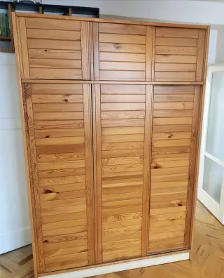DOVOZ MOŽNÝ Prostorná šatní skříň s posuvnými dveřmi.