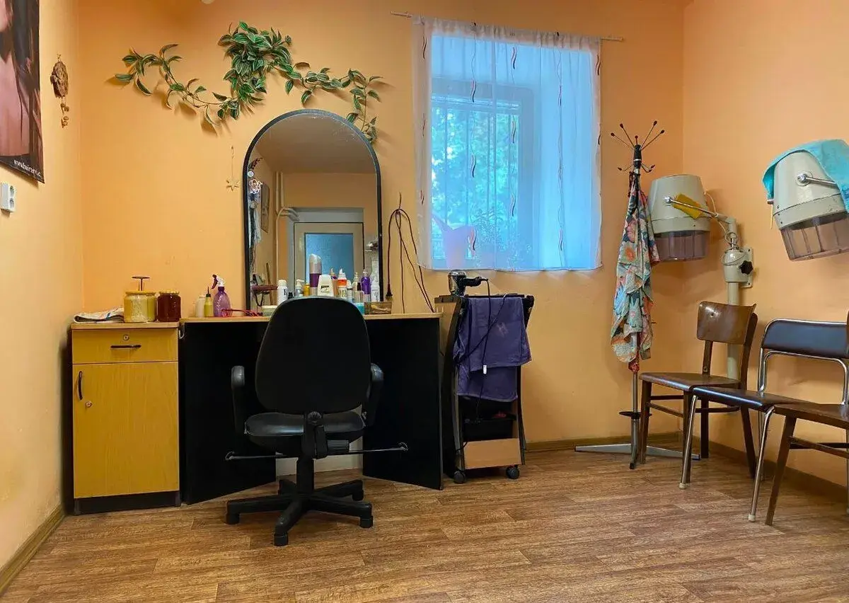 💇‍♀️ PRONÁJEM PROVOZOVNY V ŽATCI – KADEŘNICTVÍ, TETOVÁNÍ ✂️