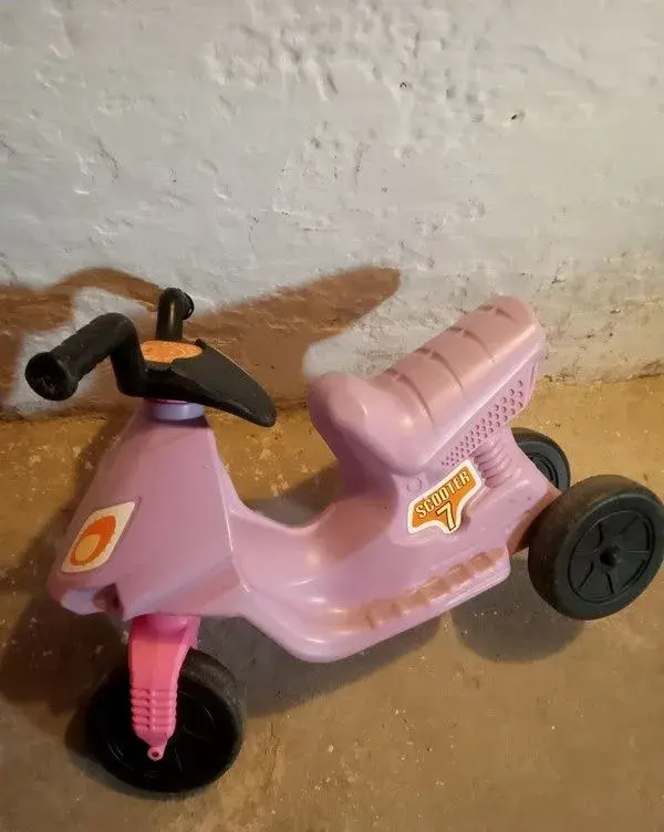 Fialové odrážedlo, výška sedátka od země 32 cm