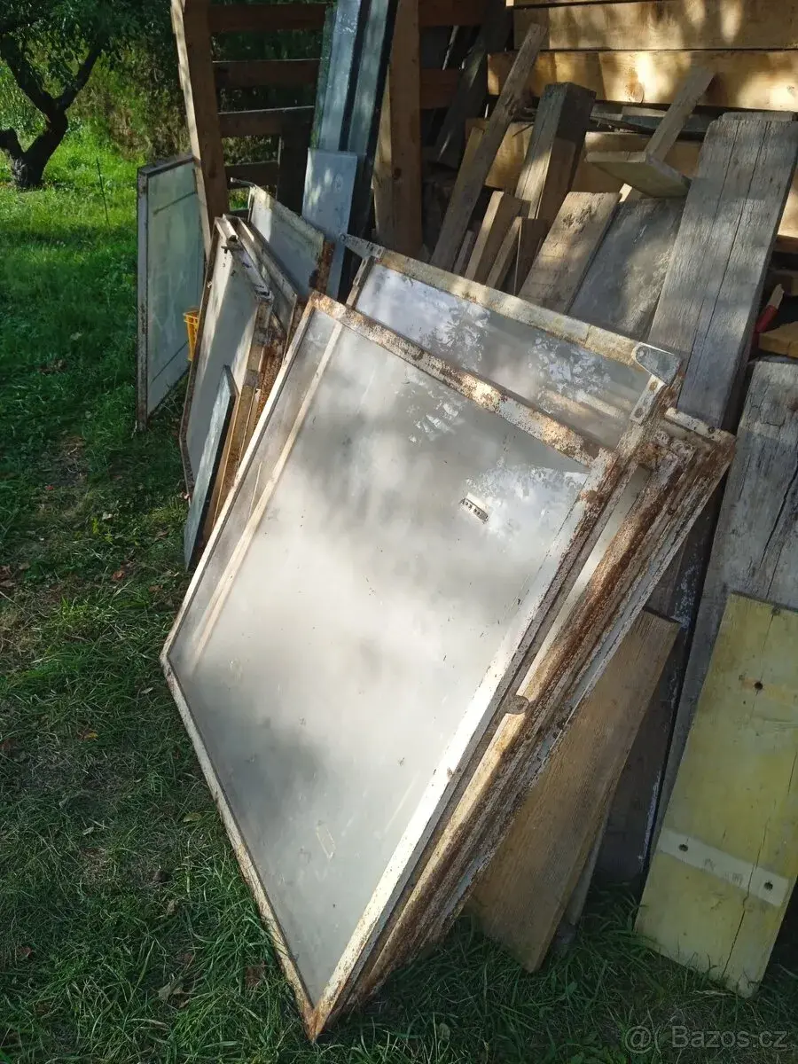 Okna, jednoskla v těžkém železném rámu