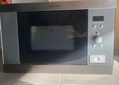 Vestavná mikrovlnná trouba