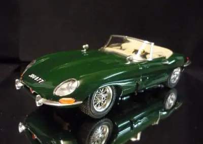 Jaguar E Type Cabriolet zelený Bburago 1/18