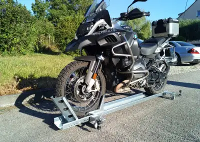 Nový manipulační vozík stojan pro motocykly
