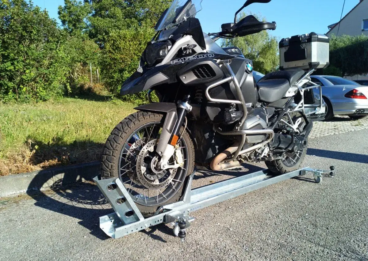 Nový manipulační vozík stojan pro motocykly