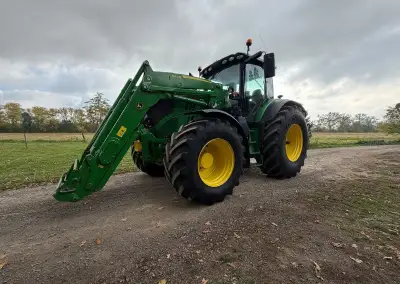 John Deere 6215R ČELNÍ NAKLADAČ
