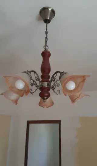 Pětiramenný lustr a stahovací lustr.