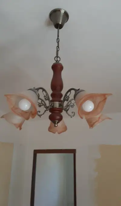 Pětiramenný lustr a stahovací lustr.