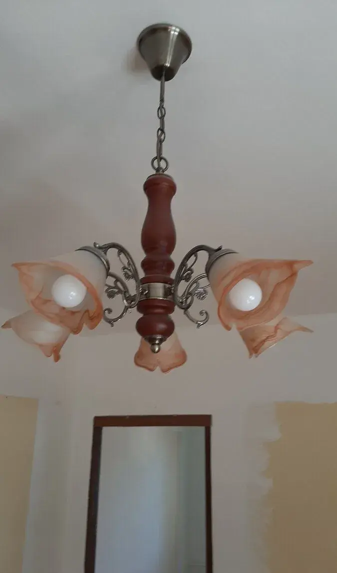 Pětiramenný lustr a stahovací lustr.