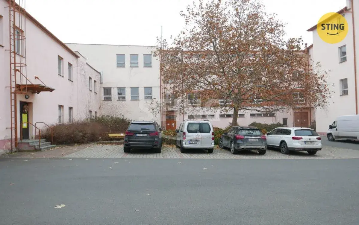 Pronájem 220 m2 skladových či výrobních ploch., 126421