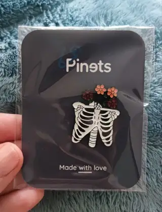 Pin kostra a květiny