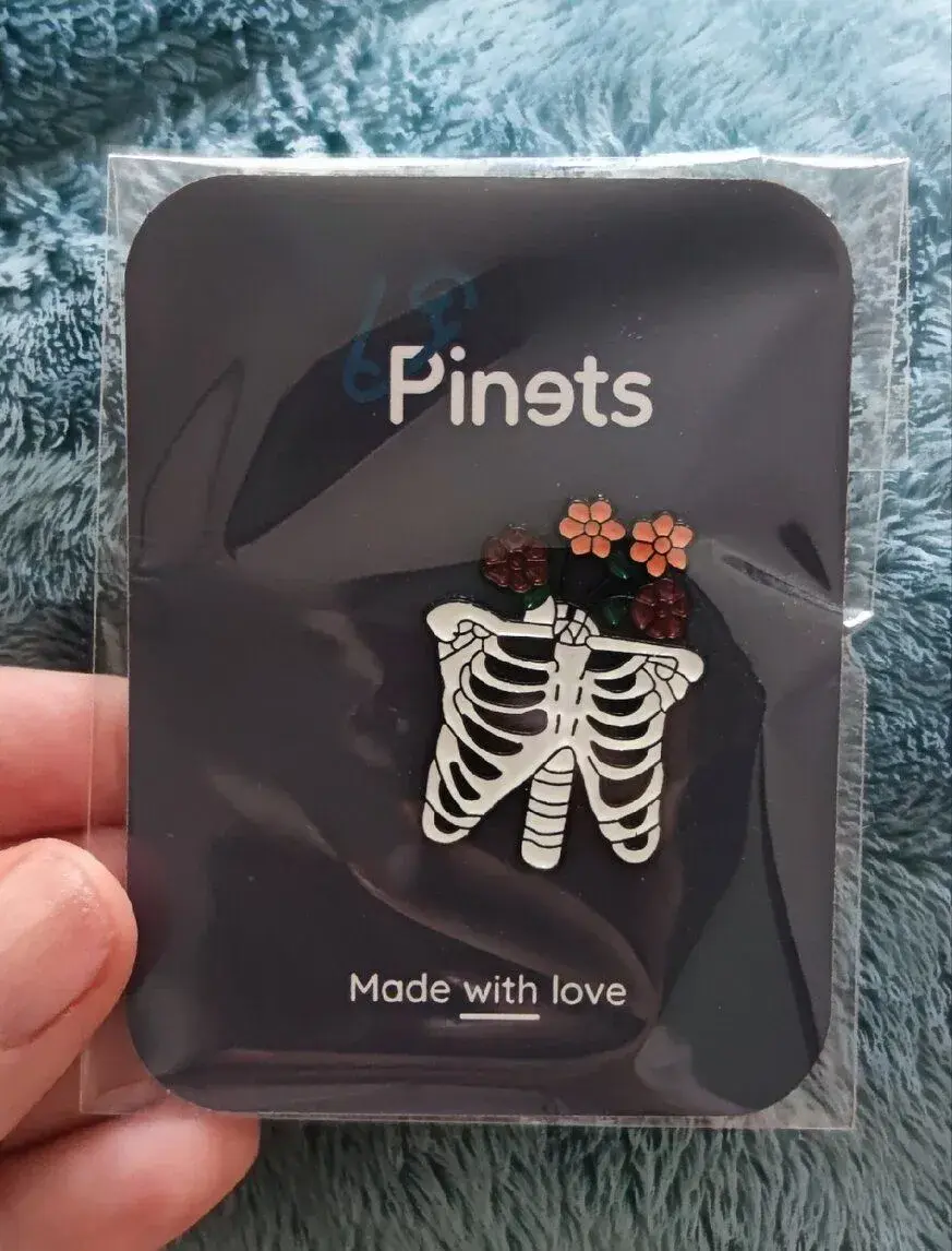 Pin kostra a květiny