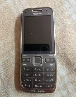 Mobilní tlačítkový telefon Nokia E52