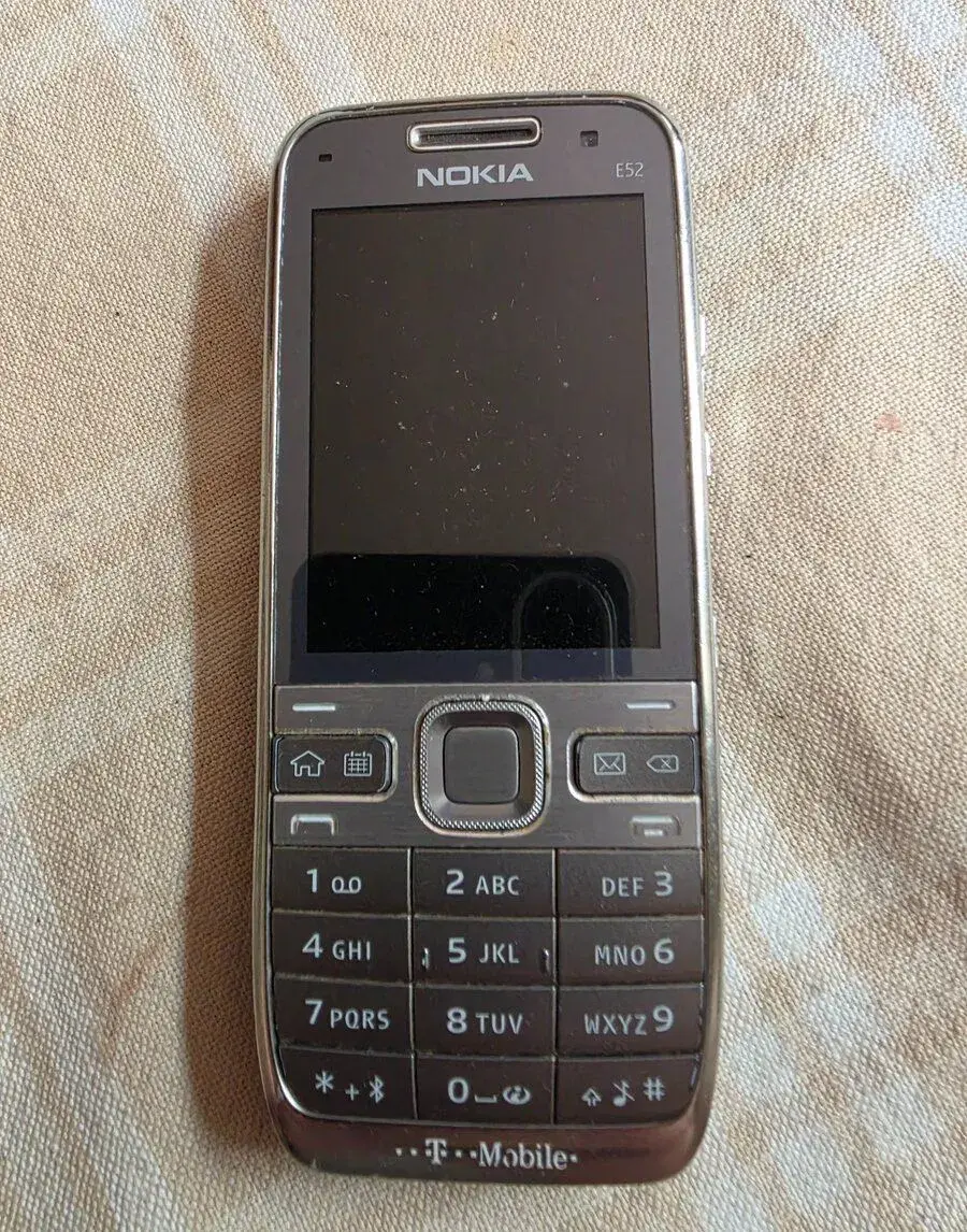 Mobilní tlačítkový telefon Nokia E52