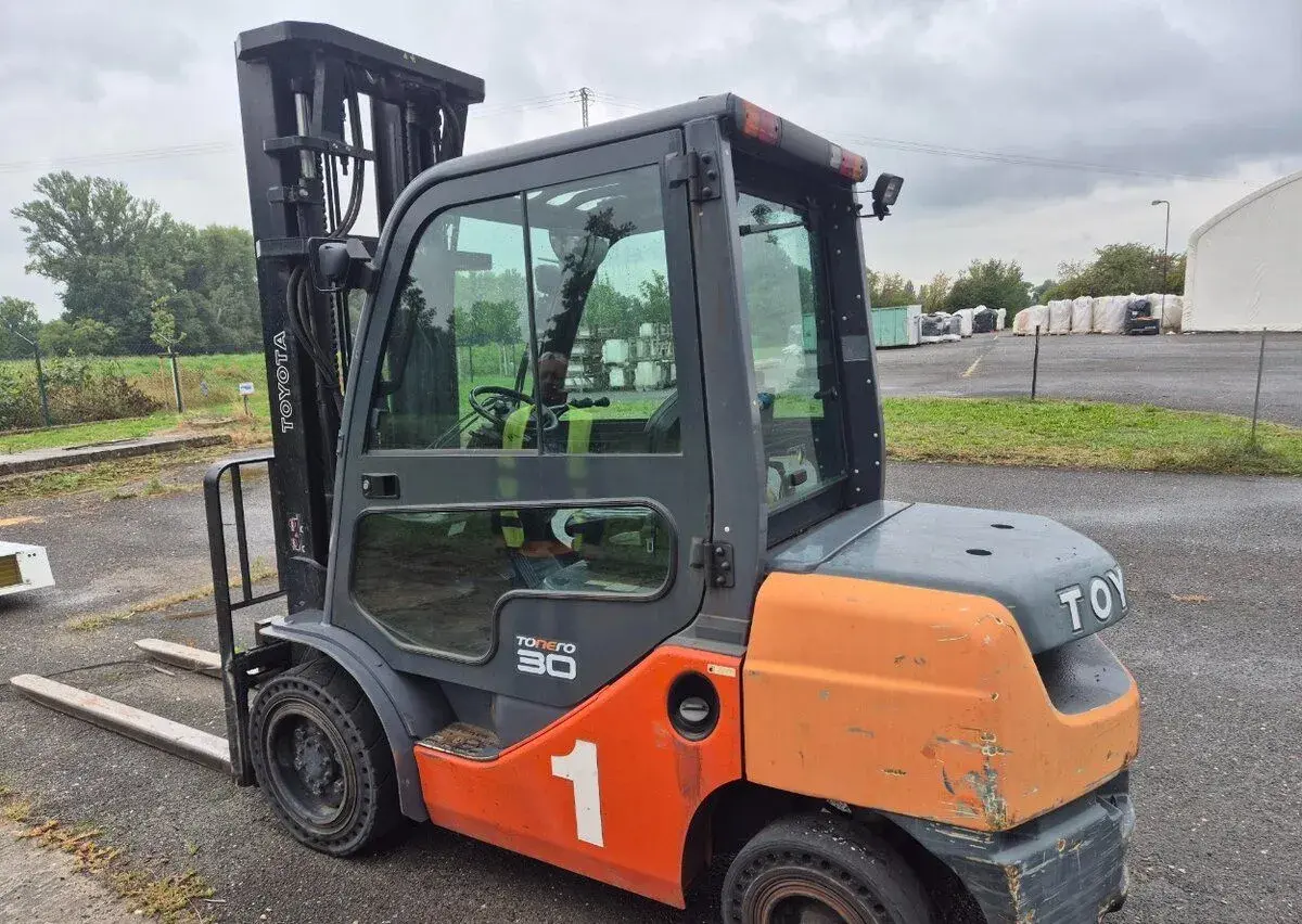 Toyota 02-8FDF30, diesel, 3t, Triplex 5,5 m, kabina .