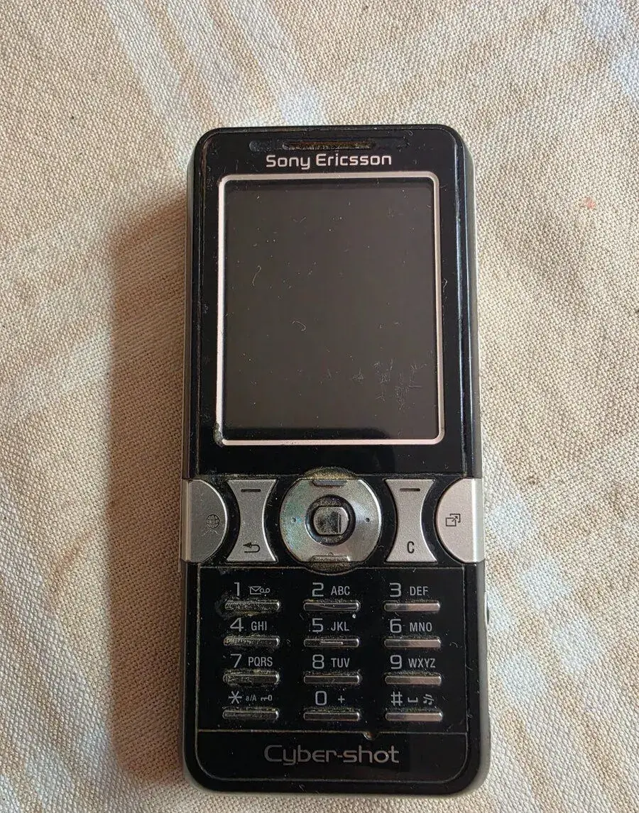 Mobilní tlačítkový telefon Sony Ericsson K550i