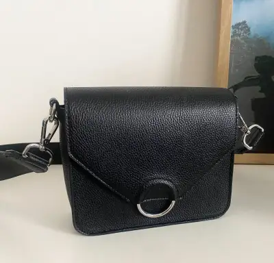 Nová černá crossbody kabelka HM