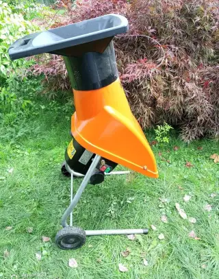 drtič větví a zahradního odpadu do 40mm-štěpkovač, 100% funk