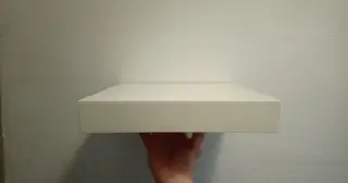 Jednoduchá bílá police IKEA LACK (asi 70 ks)